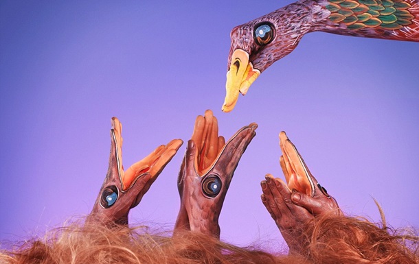 Британская боди-художница с помощью красок "превращает" людей в птиц