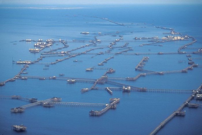 Нефтяные Камни – поселок на сваях посреди Каспийского моря