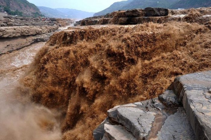 Желтый водопад Хукоу