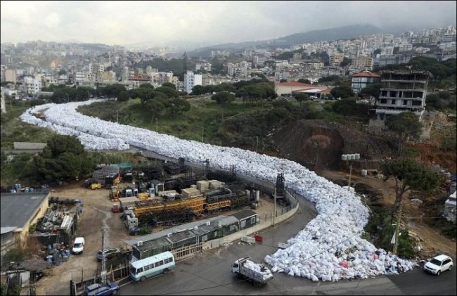 Река из мусора на улицах Бейрута