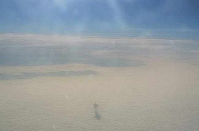 Пассажир самолета увидел человека в облаках