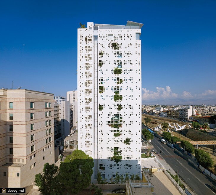 «Зеленый» дом с пиксельными отверстиями от Jean Nouvel