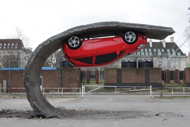 Скульптура автомобиля, повисшего в воздухе