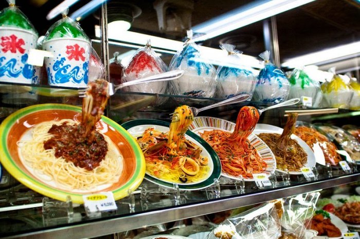 Реалистичные пищевые реплики в ресторанах Японии