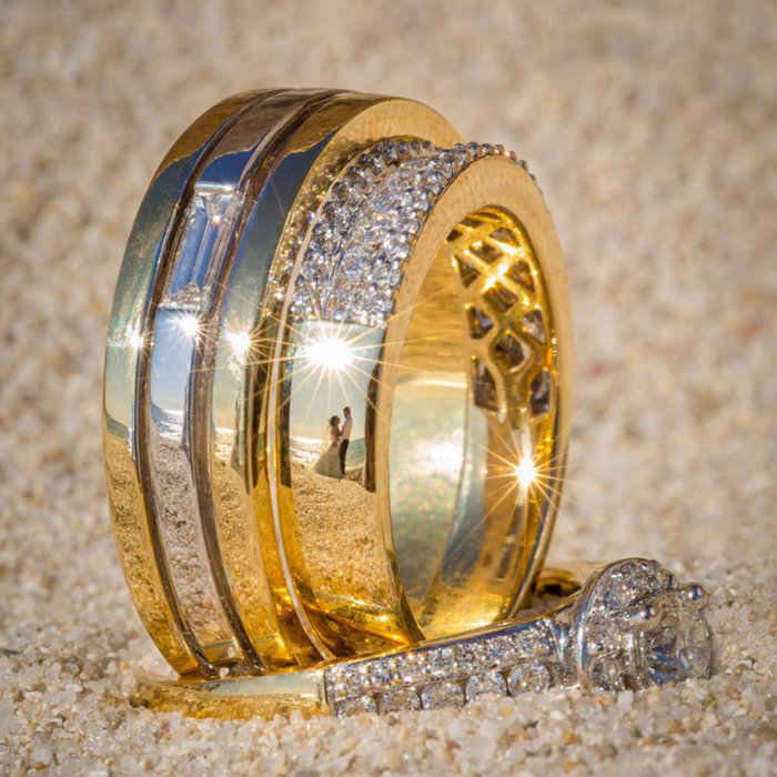 Новое в свадебной фотографии: отражения в обручальном кольце