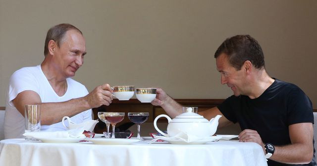Путин и Медведев вместе сделали зарядку и пожарили барбекю