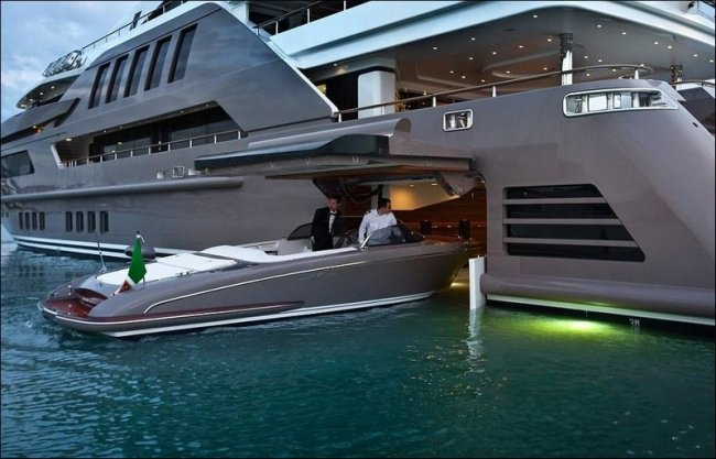 Яхта с гаражом для катера