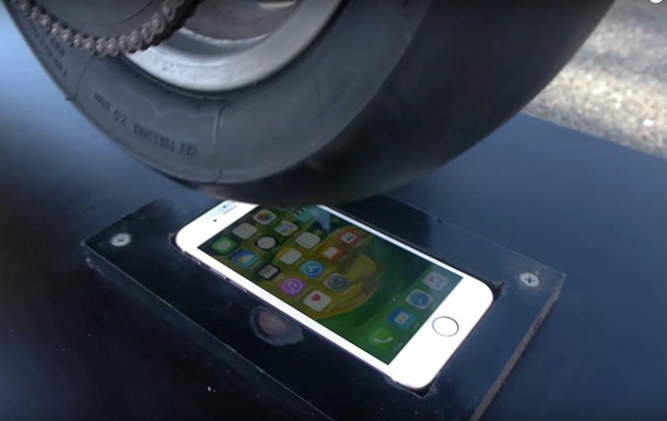 Видеохит: блогер проверил iPhone 6s мотоциклом