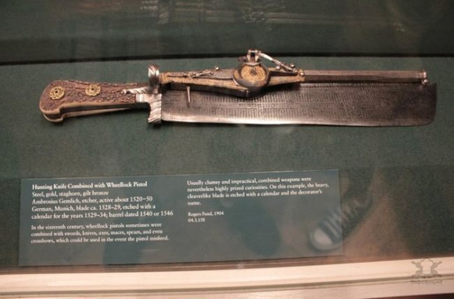 Средневековый охотничий нож совмещенный с пистолетом