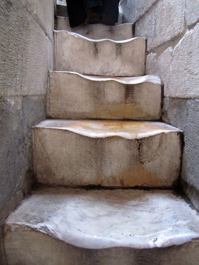 Взгляд изнутри: протоптанные ступени в Пизанской башне