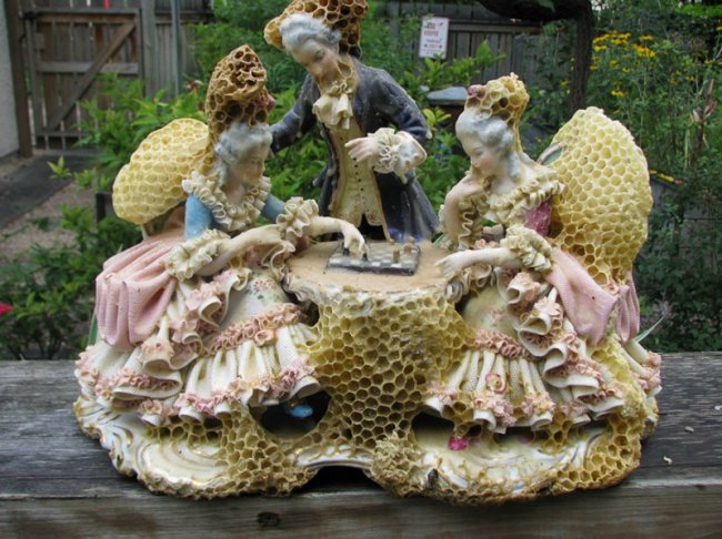 Скульптуры отреставрированные пчёлами