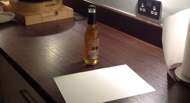 Как открыть бутылку пива с помощью обычного листа бумаги
