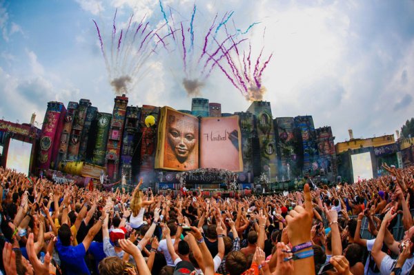 Потрясающее оформление сцен на музыкальном фестивале Tomorrowland