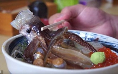 Видео поедания супа с кальмаром стало хитом YouTube