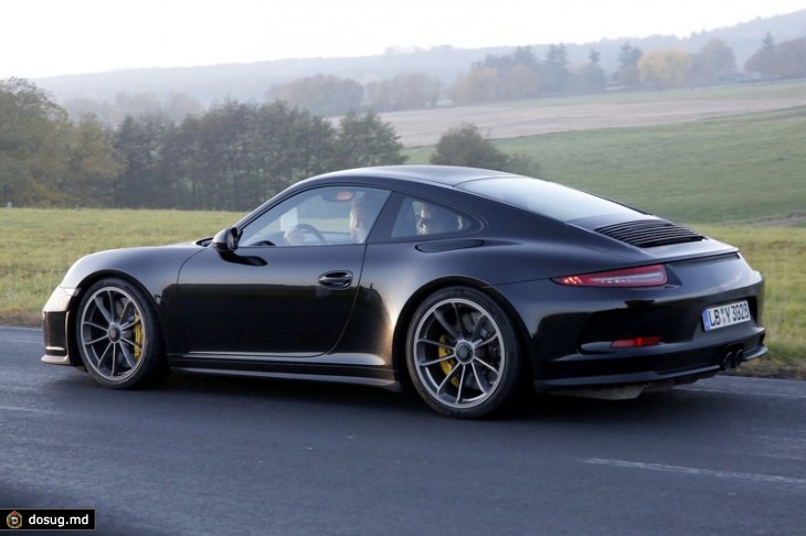 Фотошпионы показали спортивное купе Porsche 911 R