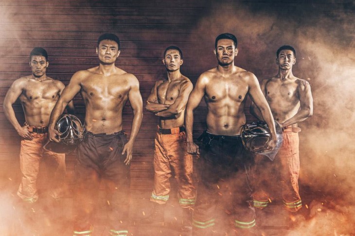 Китайские пожарные снялись для календаря