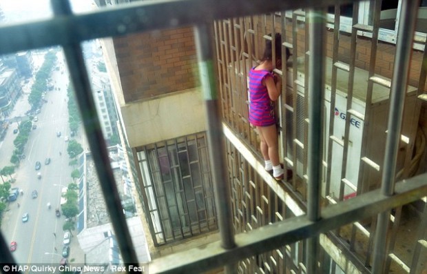 Драматический момент:девочка застряла головой в решетке на высоте 70 метров
