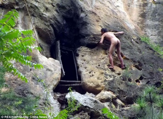 Мужчина 20 лет живёт в пещере,чтобы не общаться с людьми