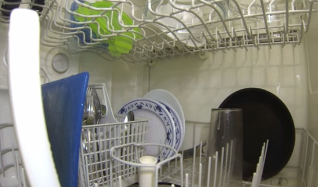 Что происходит внутри посудомоечной машины