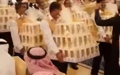 На свадьбе в Саудовской Аравии гостям дарили конфеты под видом iPhone - СМИ