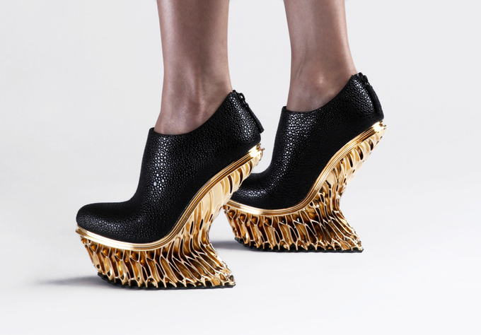 Позолоченные туфли сделанные на 3D принтере