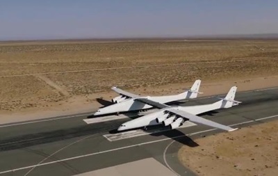 Крупнейший в мире самолет впервые выкатили на полосу