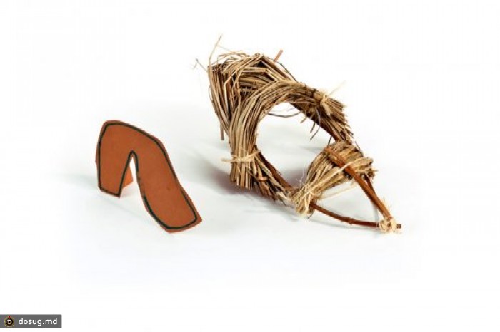 One brown shoe -"Одна коричневая туфля"