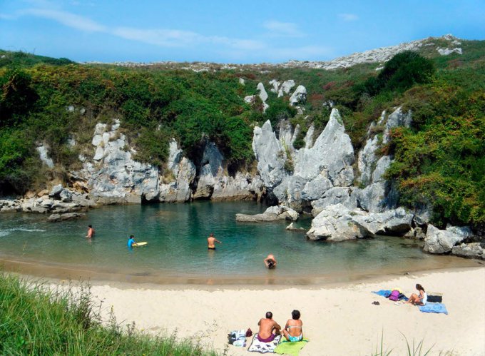 Самые удивительные места на Земле — маленькое море Playa de Gulpiyuri