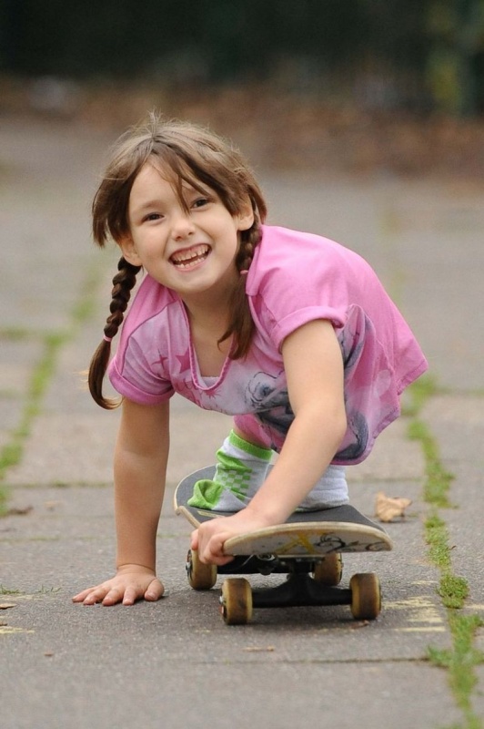 Девочка, оставшаяся без ног, оседлала скейтборд
