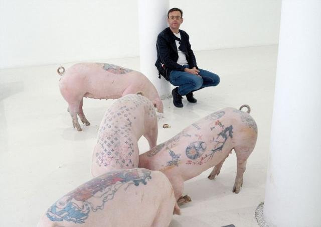 Мастер нанесения татуировок на свиней