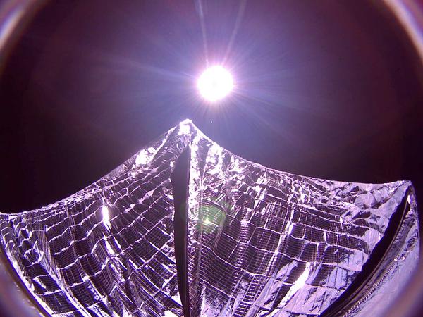 Первый снимок космолета с солнечным парусом - LightSail