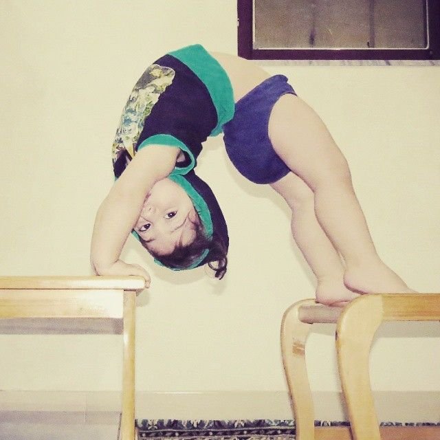 Невероятные способности двухлетнего гимнаста Арата Хоссейни