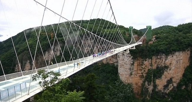Самый длинный стеклянный мост в мире решили проверить на прочность