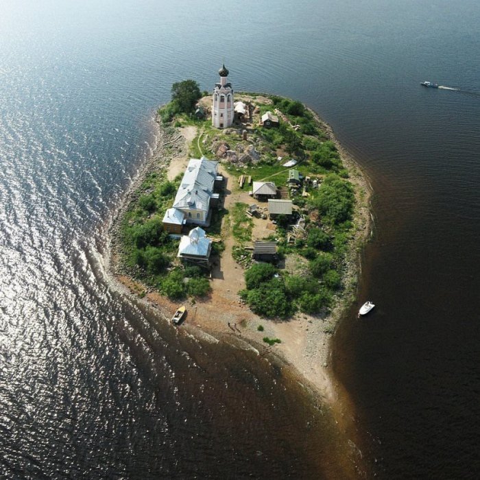 Спасо-Каменный монастырь на острове Каменном