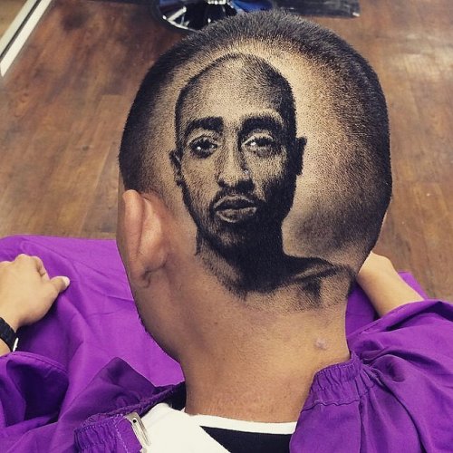 Талантливый парикмахер выстригает портреты на головах клиентов