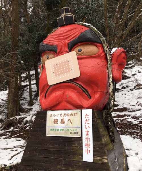 Японцы "вылечили" тэнгу, которому из-за снегопада оторвало нос
