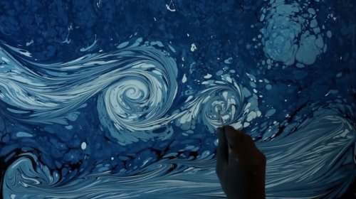 "Звёздная ночь" Ван Гога, нарисованная на воде