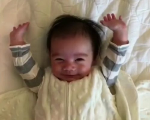 Очаровательное пробуждение 5-месячного малыша, покорившее Интернет