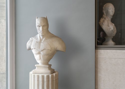 Скульптуры супергероев в Лувре