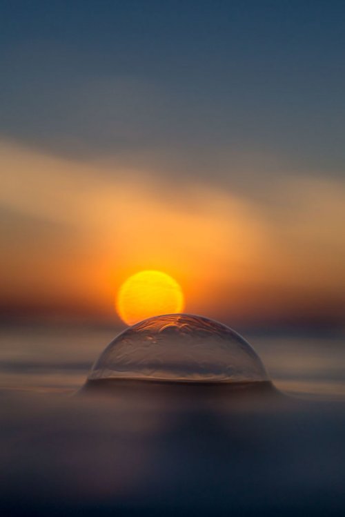 Фотограф проводит часы на море, чтобы запечатлеть его красоту