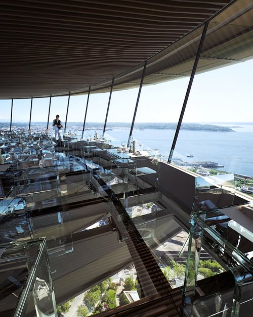 Ресторан со стеклянным полом в башне Спейс-Нидл в Сиэтле
