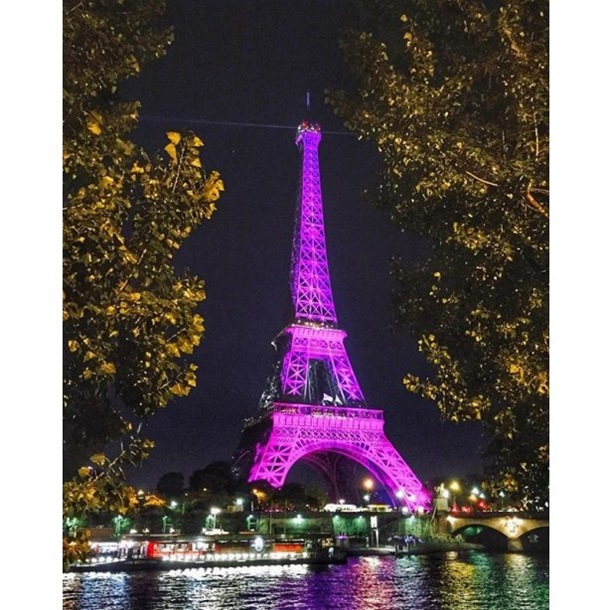 Эйфелева башня "окрасилась" в розовый