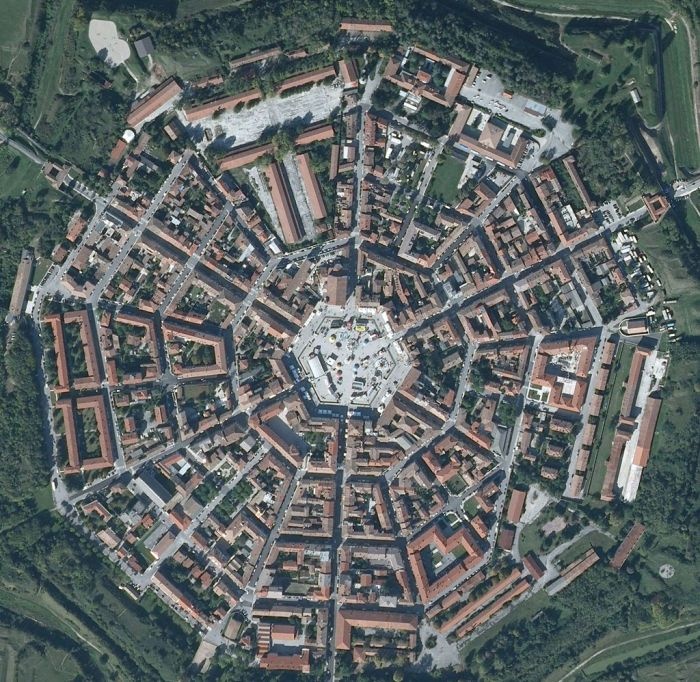 Город крепость в Италии