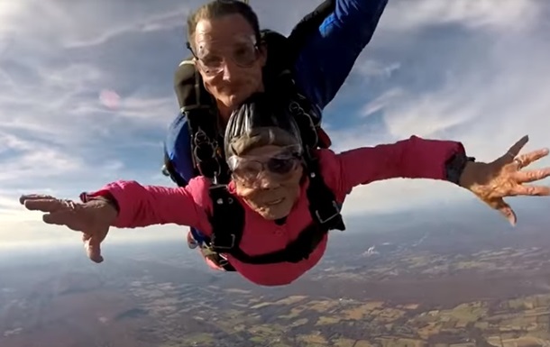 Старушка отпраздновала 94-летие прыжком с парашютом