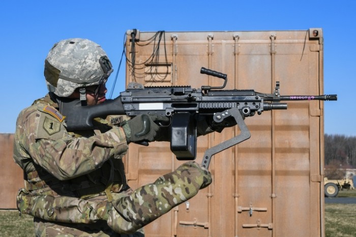Армия США разработала третью руку — теперь каждый сможет стрелять из пулемета как Рэмбо