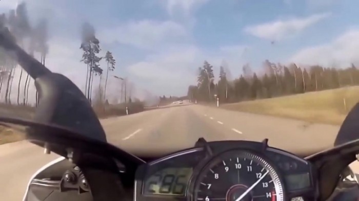Мерседес угнал от мотоцикла на скорости 300 км/ч