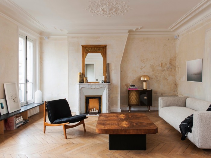 Мужской дизайн и обаяние старины в квартире в Париже