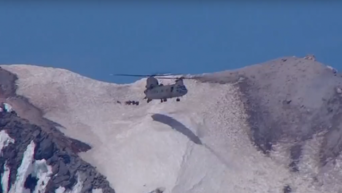 Как посадить вертолет на отвесном горном склоне?