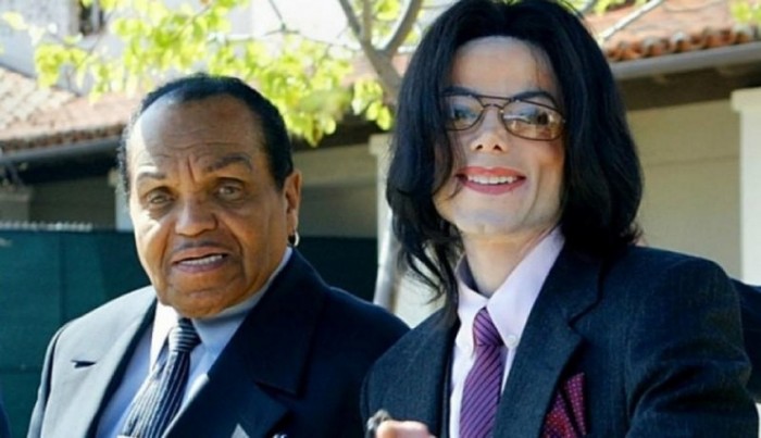 Личный врач Майкла Джексона обвинил его отца в кастрации сына