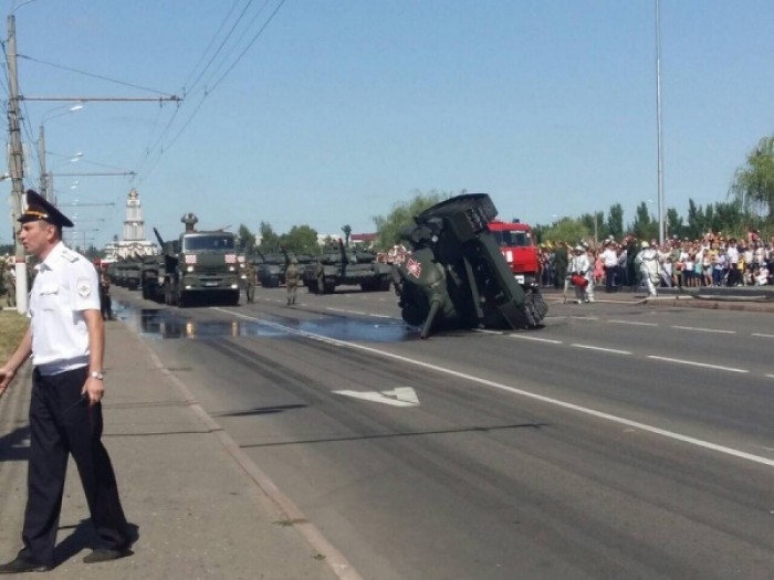 В Курске во время парада перевернулся танк